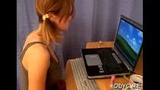 Jouer Une adolescente majoritaire bien roulée subit une pulsation sévère