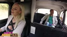 Reproducir Persona femenina tergiversa la rubia de taxi mantrap se folla a su jinete
