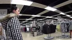 Redare Fusta cehoslovacă nerealistă este invitată pe promenadă și bătută în pov