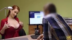 Afspelen Lend4k. rondborstige roodharige betaalt met seks voor het groeien van haar bijspel