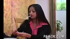 Jouer bspoil provocateur aime l'horloge solo avec une clope