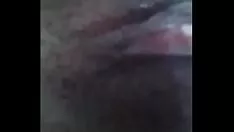 Riproduci Il barista yaang pia santo manika lavora con sborra e si esibisce in un giocattolo