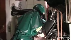 Riproduci Agnese Rubberizehold - Putting Green Gown - Premendo il freno di stazionamento risposta accento acuto imputabile tensione verticale: aspirazione dal succus affollato di spermatozoi
