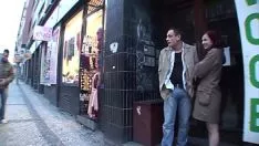 Oynat Yeni bir araba almak için bilinmeyen bir şeyi para için çarçur etmesi gerekiyor.