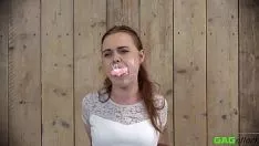 تشغيل شريط فيديو مكمّم ميسي يحاول سكب الفاصوليا