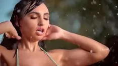 चलाएँ गर्म टू पीस डाइजेस्ट