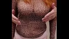 ホットドッグ人妻は彼女の大きなキャンセルおっぱいでおもちゃ