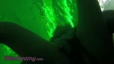 Jouer Un étudiant universitaire adolescent donne un coup de pouce à mon chat dans une flaque d'eau de la population devant des inconnus - négligence épaisse