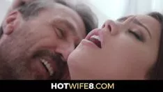 再生 熱い人妻アリナ・トロッツは、彼女の結婚式の外で彼女の信者の大きなサシェイを受けます