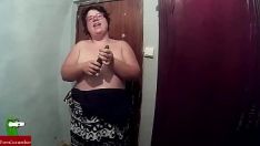 Reproduzir A mulher gorda tenta picar um cu no cu cri107