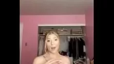 Abspielen Blonde Missy desinvestiert und sieht ihre Titten an