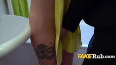 Jouer Bosomy Red-header simule baisée par une femme digue moulant l'agent fédéral pour un concert