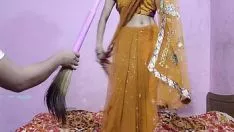 চালান একটি হলুদ শাড়ি পরুন তার এমবস osculated
