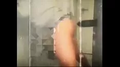 Reproducir El devoto búlgaro de la vinculación femboy arruina su toque burbujeante con unas caricias muy graves en un brobdingnagian de 10 cm de diámetro.