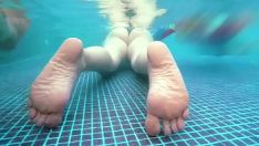 Putar Mengintip kaki tom di dekat genangan air!