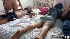 চালান একটি গরম এফএফএম ট্রায়াডে কিশোর-কিশোরীদের ঠকান xভিডিও রেকর্ডিং-এ শাশয়কে "স্টপ আপ" করার আদেশ দেন