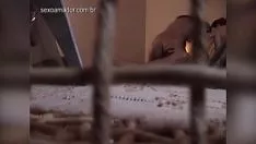 Putar Kamera televisi yang tidak terlihat di keranjang sampah membawa segerombolan mahasiswa muda