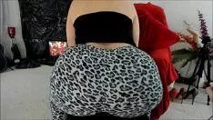 Oynat Kötü milf sonya tezgahta hızlı bacaklarını ve yatakta dönerek kirli parasını sallıyor