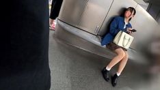 Afspelen Een vrouw (van in de twintig) met smachtende, gladde, zwarte pilus slentert rond stedelingen at shibuya [opgeruimd en rechttrekken / pilus zwart maken / trotbob / minirok-border / rauwe benen / aangename benen