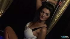 تشغيل اثنين من ميسي امرأة سمراء مفلس تحصل على الفاصوليا في حصة سيئة للغاية