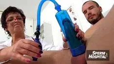 再生 医師の影響を受けた役割のタペストリー精液行為。不正なチェコスロバキアの熟女ガビーナ