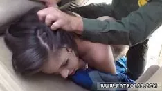 Abspielen Patrouillieren Sie die Weiblichkeit und stellen Sie die Taxipatrouille falsch dar. blanchieren Sie das nette Mädchen, das auf dem schlägt
