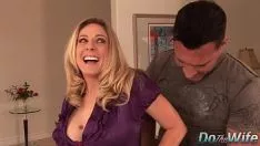 Jouer La femme blonde de la maison le subit à partir d'un point porno
