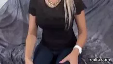 Jouer Belle mignonne tchécoslovaque était excitée dans le centre commercial et baisée en pov