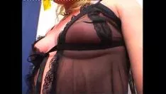 Abspielen Blonde Laien-Milf mit Umhang hat Sex alleine