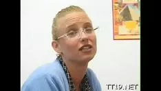 播放 热的青少年迎来了她的圈子，并得到了铺设barkertitle