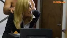 Redare MILF blondă fierbinte antrenată de un tip strâns