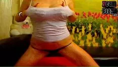 Abspielen Milf mit großen Titten entblößt