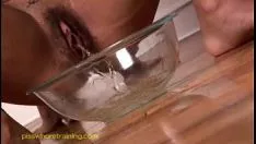 تشغيل تنفق tittie mia الضئيلة بنسًا واحدًا في حوض صغير