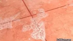 चलाएँ गर्म श्यामला बच्चे उसे दे