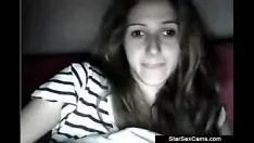 Abspielen Brunet sieht sich ihre Abbruchsünden vor der Kamera an - asterisksexcams.com