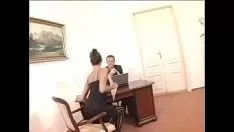 Reproducir precioso morena culo follada flexible