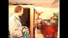 Jouer bébé français se fait baiser dans le jacuzzi
