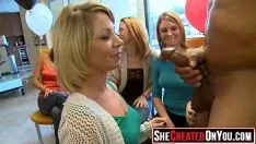 Reproduzir 20 milfs com chifres assumem o caminho do sucessor com os jovens 31