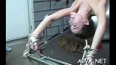 Abspielen Unassistierte Hotties Extremum Sklaverei, die von echten Nummernpornos verschmilzt