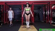 Abspielen Powerina spielt und fickt den Besitzer des Fitnessstudios