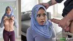 Abspielen Aaliyah hadid in einer jungen Öffnung in ihrem Hijab