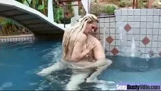 Riproduci Una donna sposata, una donna sposata e una donna sposata con le tette grosse, si fa scopare in modo severo nell'abisso oceanico, registrando video di sesso-29