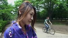 Afspelen Hete Japanse geisha meid zuigt sash in een openbaar toilet