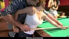 Jouer Un adolescent rapide baise un homme devant la caméra de télévision pour de l'argent en 2