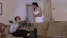 Reproducir Chico ve su trotcaudated gf pickings cum de papá