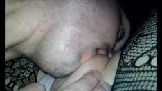 Oynat Todd Karas'ı sıcak, ıslak kediyi besliyor