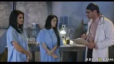 تشغيل Bosomy تتأثر الأدوار مارس الجنس هناك شكا من الطبيب مقرن محاولة الخروج