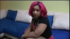 Reproduzir A vagabunda peituda de ébano abre as pernas e fode a namorada de cabelo rosa com uma alça enorme