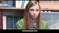 تشغيل Teenrobber - سارق متجر شقراء صغير يوافق على ممارسة الجنس مع الضابط دون أي رسوم - آفا باركر
