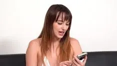 تشغيل سليم و قرنية فتاة في سن المراهقة لانا سمولز الحصول على بوسها حلق طرقت بشدة على الأريكة